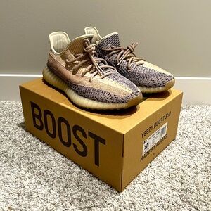 adidas Yeezy Boost 350 V2
Ash Pearl